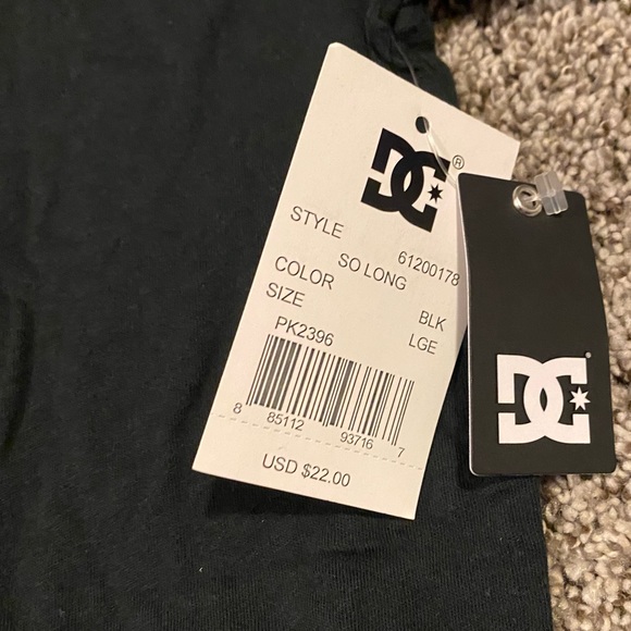 DC Women’s Sz L Top - Picture 3 of 3